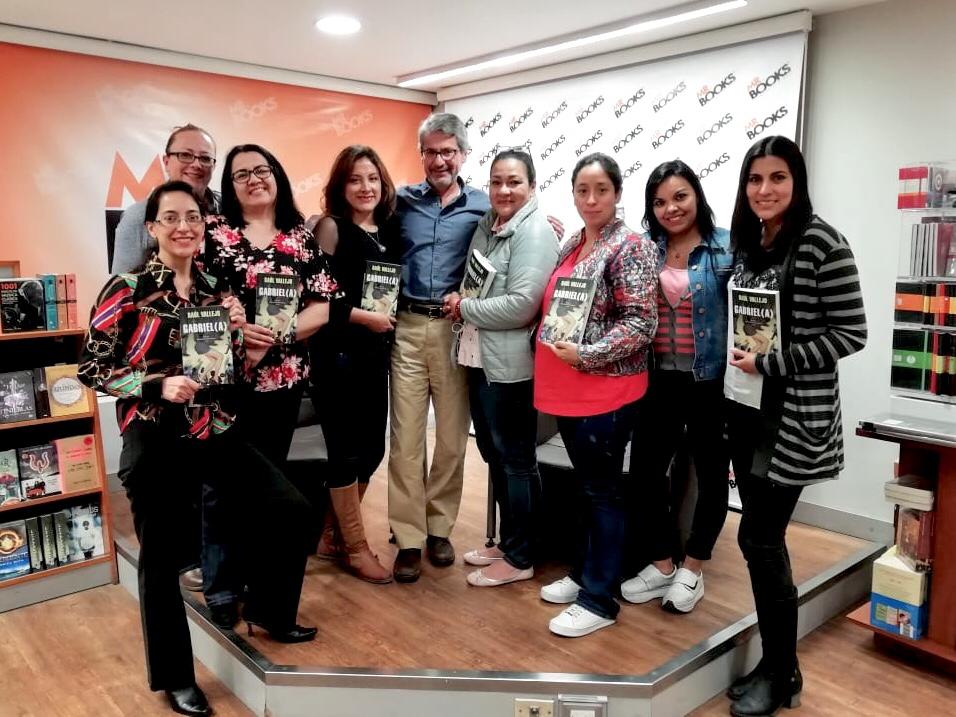 Raúl Vallejo con las integrantes del Club de Lectura Quito