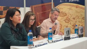 En la presentación del poemario Cuerpo presente, de Siomara España (centro), con Tamara Mejía (izquierda).