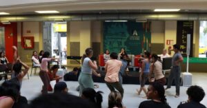 «Trayectoria para cuerpos frágiles», coreografía de Blanca Rivadeneira con estudiantes de danza de la Universidad de las Artes en homenaje a la poesía de César Dávila Andrade.