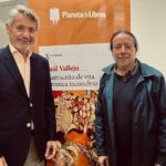 Con Pavel Égüez, autor del cuadro que ilustra la portada de la novela, en la FIL Quito 2025, el 4 de junio.