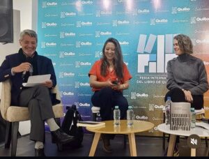 Con Gabriela Ruiz y Katya Adaui, en la FIL Quito, el 8 de junio, durante la mesa "La literatura imagina a las naciones".
