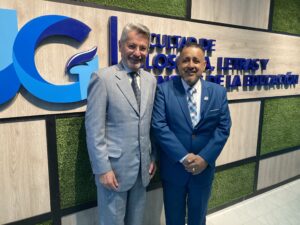 Junto al Msc. José Albán Sánchez, decano de la Facultad de Filosofía, Letras y Ciencias de la Educación de la Universidad de Guayaquil.