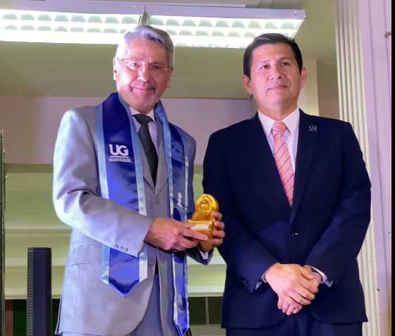 Francisco Morán Peña, PhD, rector de la Universidad de Guayaquil, le entregó a Raúl Vallejo el galardón Minerva dorada, el 27 de agosto de 2025.