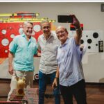 Con Xavier Patiño, frente a su obra “El lugar de los afectos”, y Joaquín Serrano, el 24 de julio de 2025, en la inauguración del Salón de Julio, en el Museo Municipal de Guayaquil.