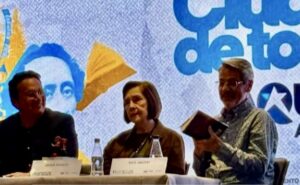 Con Cecilia Ansaldo y Marcelo Báez en la presentación de No tanto como todos los poemas, de Jorge Velasco Mackenzie.