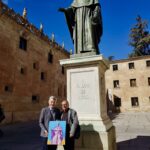 Con Miguel Elías, autor del cuadro con motivo de la medalla junto al monumento de Fray Luis de León. Salamanca, 12 de octubre de 2025. XXVIII Encuentro de Poetas Iberoamericanos.