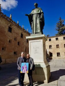 Con el artista Miguel Elías, autor de la pintura, delante de la estatua de Fray Luis de León, ubicada en la plazoleta frente a la entrada principal de la Universidad de Salamanca.