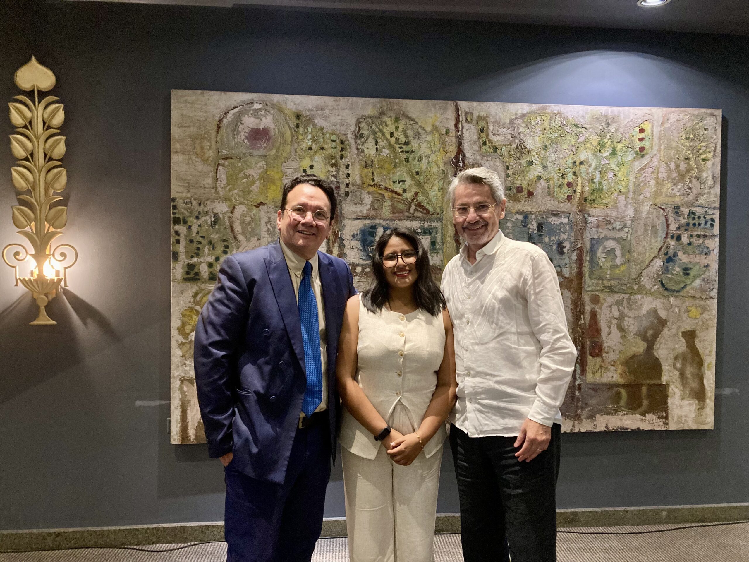 Con Marcelo Báez Meza, ganador en ensayo y novela y Rosa Quiroz, ganadora en poesía, durante la premiación el 30 de octubre de 2025.