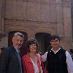 Con María Ángeles Pérez López y José Antonio Funes. Edificio de las Escuelas Mayores, Universidad de Salamanca, 12 de octubre de 2025. XXVIII Encuentro de Poetas Iberoamericanos. (Foto: Josefina Aguilar Recuenco)