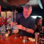 En la barra de La Cueva Jazz Club, en el barrio de Las Peñas, de Guayaquil, el 25 de octubre de 2025, durante la presentación del cóctel Matavilela.