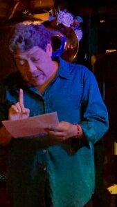 Lucho Mueckay durante la lectura dramática de «Confesiones del ebrio inmortal».