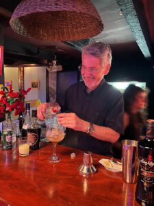Raúl Vallejo, en la barra de La Cueva, durante la presentación del cóctel Matavilela.