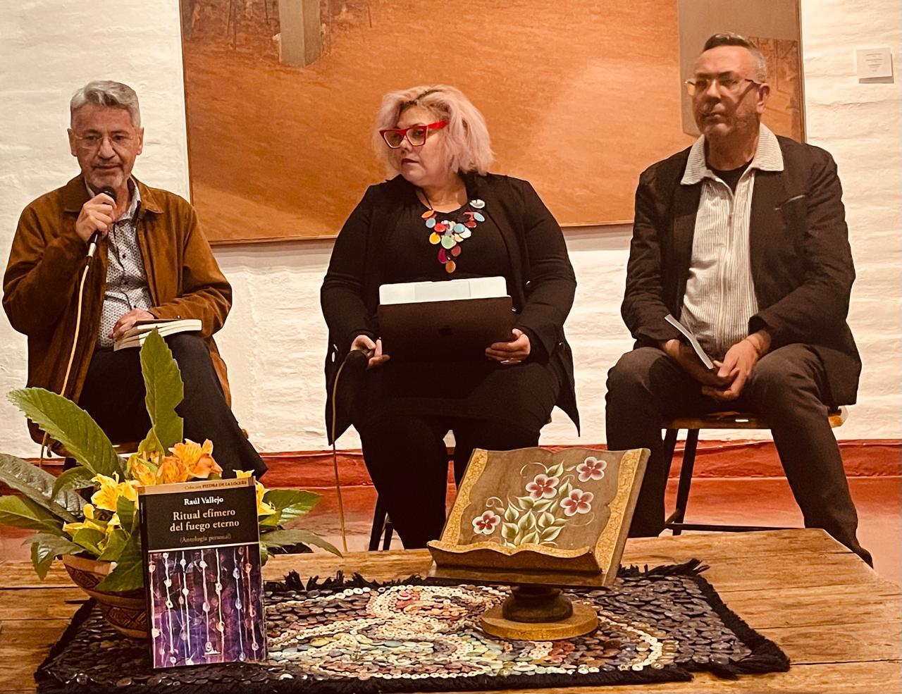 Raúl Vallejo, Mar Russo, directora editorial de Nueva York Poetry Press, Xavier Oquendo, poeta y coordinador de Paralelo Cero, el sábado 29 de noviembre de 2025, en la Galería Sara Palacio, durante la presentación de Ritual efímero del fuego eterno.