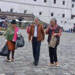 Con el poeta cartagenero Rómulo Bustos, en la Plaza San Francisco, Quito, el jueves 27 de noviembre de 2025, durante el XVII Encuentro Internacional de Poetas Paralelo Cero.
