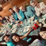 En el XVIII Festival Internacional de Poesía de Guayaquil Ileana Espinel Cedeño, cenando en La Culata, el miércoles 12 de noviembre. En la fila superior, de izquierda a derecha: Augusto Rodríguez, Lisette Lantigua, Guillermo Bianchi, Tudor Cretu, Seth Michelson y Raúl Vallejo. En la siguiente fila, mismo orden: David Grijalva, Siomara España, María Auxiliadora Álvarez, Eduardo Morán Núñe, Khédija Gadhoum, Rafael Méndez Meneses, Mafer Portes y Tamara Mejía.