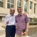 Con el novelista y poeta Carlos Béjar Portilla, el martes 11 de noviembre de 2025, a la salida de la Biblioteca Municipal de Guayaquil, luego del homenaje que le ofrendara el XVIII Festival Internacional de Poesía de Guayaquil Ileana Espinel Cedeño.