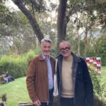 Con el poeta español Juan Carlos Abril, director de Paraíso. Revista de Poesía (España), en el jardín de la Galería Sara Palacios, el sábado 29 de noviembre de 2025, durante la clausura del XVII Encuentro Internacional de Poetas Paralelo Cero.