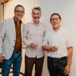 En la exposición “El lugar de los afectos”, de Xavier Patiño, en la galería Piece of Cake, de Samborondón. Con Xavier Patiño y el pintor Jorge Velarde, el miércoles 20 de agosto de 2025.