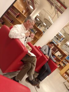 Raúl Vallejo y Javier Villacís presentaron El cristal con que se mire, de Abdón Ubidia, en la Biblioteca de las Artes, el jueves 18 de junio de 2026.