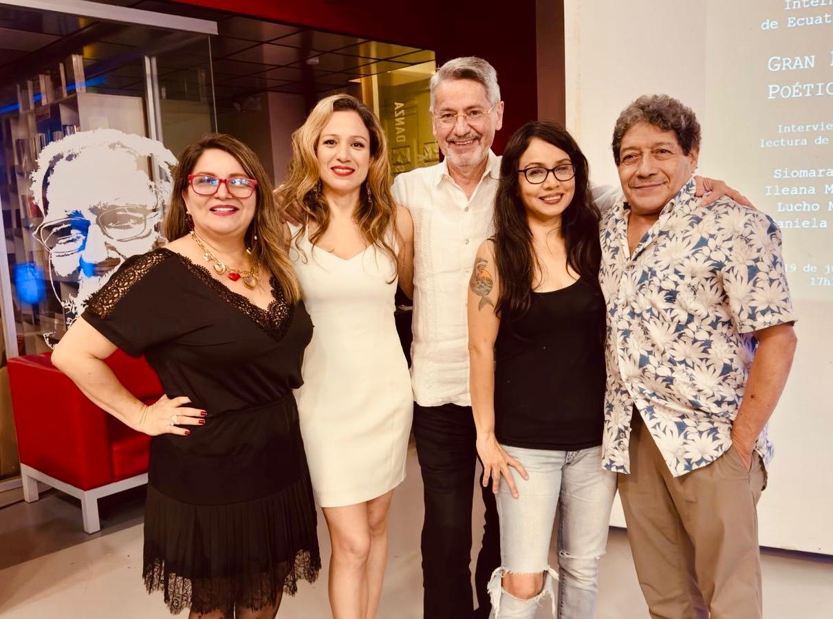 Siomara España, Daniela Vallejo, Raúl Vallejo, Ileana Matamoros y Lucho Mueckay después del recital, el viernes 19 de junio de 2026, en Mz14, en la Universidad de las Artes, de Guayaquil