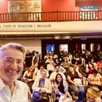 Una selfie con el público durante el recital "Ritual efímero del fuego eterno", el viernes 19 de junio de 2026, en Manzana 14, en la Universidad de las Artes.