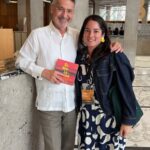 Con Tatiana Landín, autora del poemario Simulacros, en la Biblioteca de las Artes, durante el XXVII Congreso de Ecuatorianistas, el jueves 18 de junio de 2026.