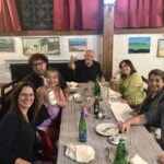 En Roma, 5 de septiembre de 2019, al final de un almuerzo en un restaurante familiar, durante el Festival Internacional de Literatura – Roma 2019: “Puentes entre dos culturas”, cuya sede fue la Universidad de la Sapienza: Yomaira Torres, Elizabeth Quila, Jordi Virallonga, Mauricio Hausmann, Martha Canfield, Márgara Russotto y Raúl Vallejo.